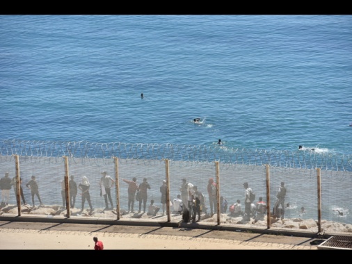 Arrivi a nuoto dei migranti minori a Ceuta aumentati del 550%