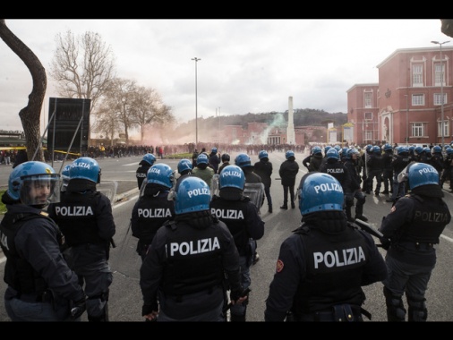 Scontri tra laziali e romanisti vicino allo stadio Olimpico