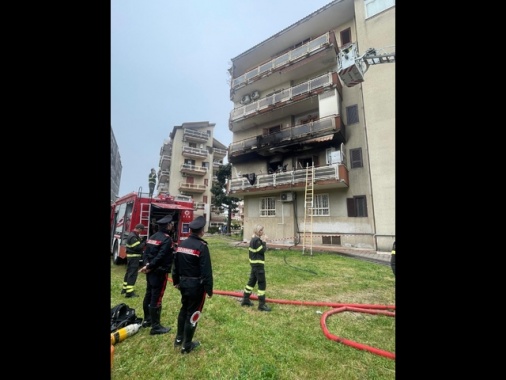 Incendio in palazzina nel Napoletano, una donna ferita