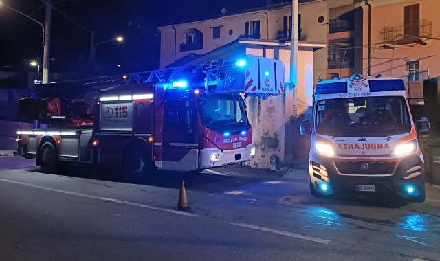 Casa in fiamme a Malnate, soccorsa una donna