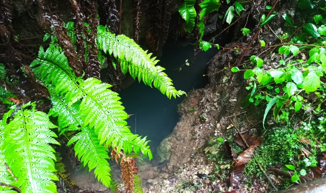 L’Antro della Calce con l’acqua che affiora 