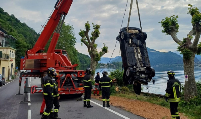 Sbandano con l’auto e finiscono nel lago