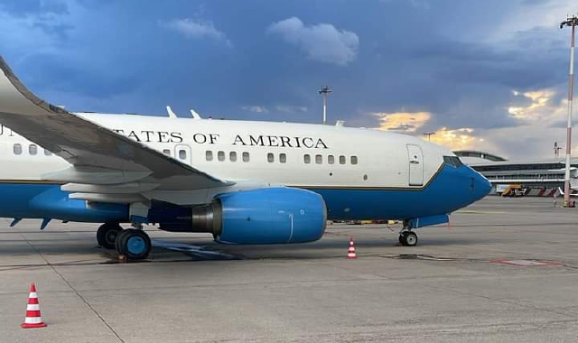 Un Boeing della US Air Force atterra a Malpensa