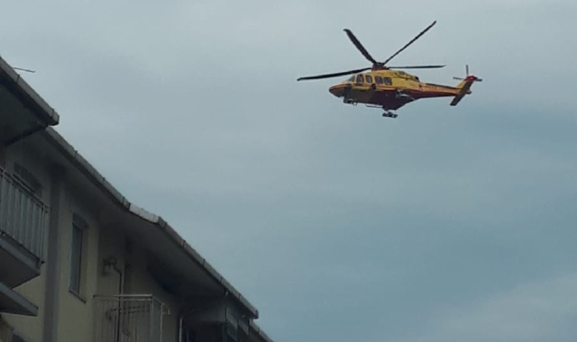 L’elisoccorso in volo sopra Busto Arsizio (foto Deriu)