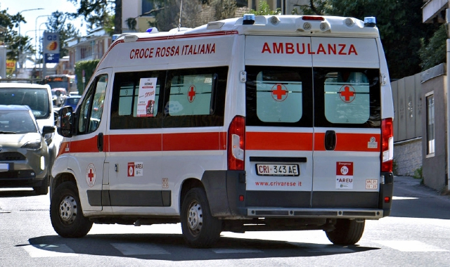 Travolto dalla propria auto: grave 77enne a Vedano Olona