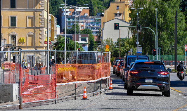 Si allarga il cantiere  nell’area stazioni. Ora coinvolge le carreggiate creando inevitabili disagi al traffico (foto Blitz)