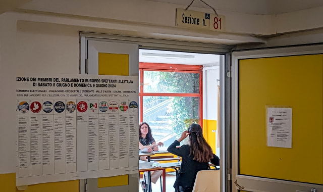 Il seggio a Varese alla scuola Vidoletti  (foto Blitz)