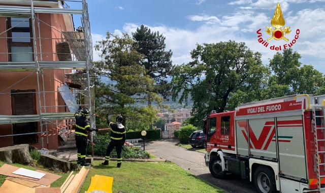 Cede ponteggio, operai gravi a Luino