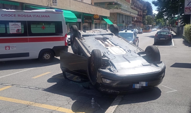 Varese, auto si ribalta: soccorsa una ragazza