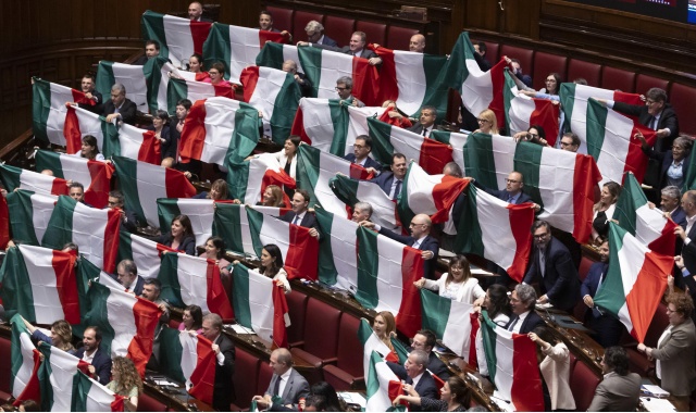 Un momento della protesta delle opposizioni alla Camera il 12 giugno (foto Massimo Percossi/ANSA)