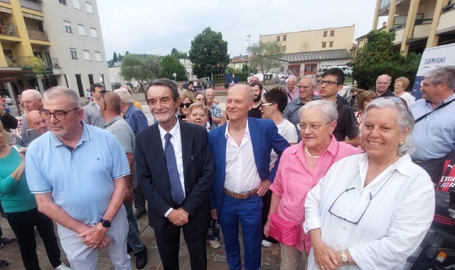 Attilio Fontana con Sandro Damiani in piazza a Malnate