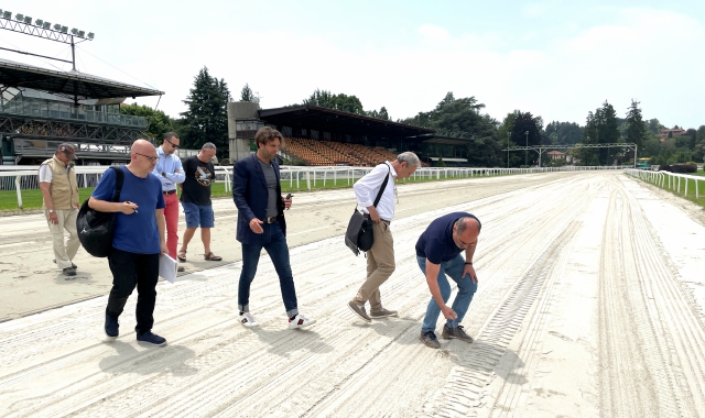 Il sopralluogo dei commissari all’ippodromo di Varese (foto Blitz)