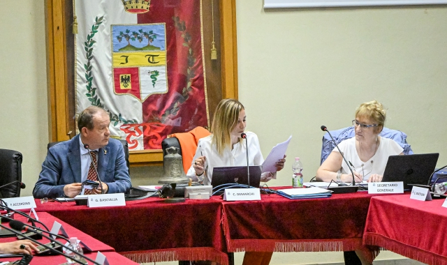 Alcuni momenti del primo consiglio comunale di Tradate, dopo il voto dell’8-9 giugno che ha confermato Giuseppe Bascialla per il secondo mandato  (foto Blitz)