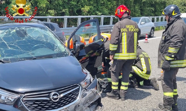 Si schianta sulla A8: donna soccorsa a Gallarate