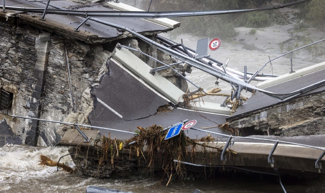 Il ponte di Visletto crollato (foto Ansa)