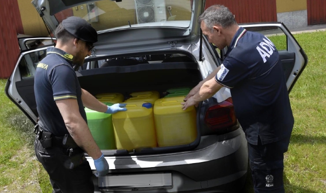 Contrabbando: auto e gasolio sequestrati al confine