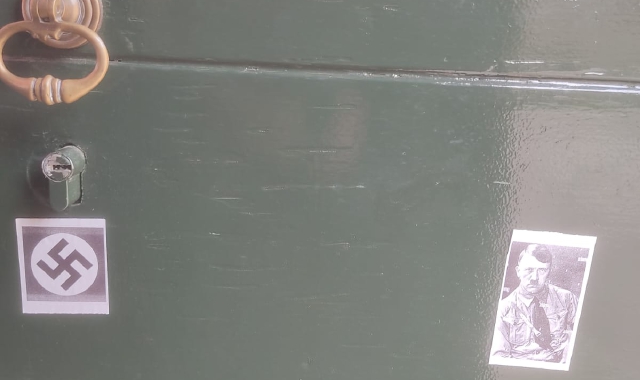 I due adesivi sulla porta della sede del Pd
