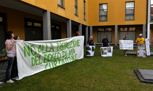 La manifestazione stasera, lunedì 8 luglio, fuori dal Consiglio comunale di Gallarate