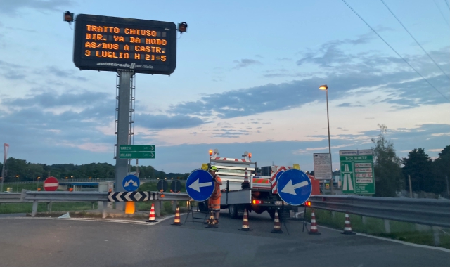 Uno dei cantieri serali che blocca l’entrata allo svincolo di Solbiate sull’A8 Milano-Varese