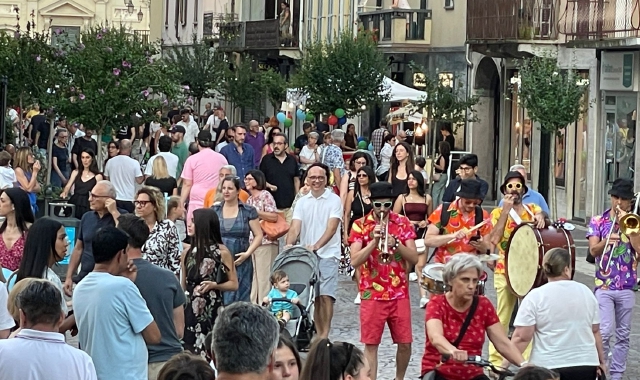 La folla, già dalle otto, a Saronno  (foto Blitz)