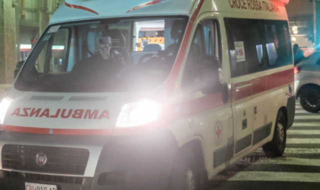 Il ragazzo è stato trasportato in ambulanza all’ospedale di Legnano