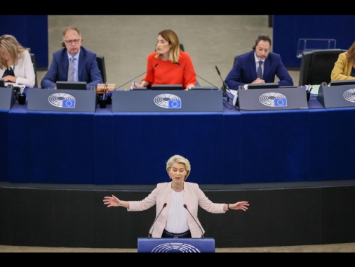 Ursula Von der Leyen rieletta alla Commissione Ue con 401 voti