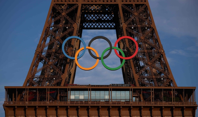 I cerchi olimpici sulla Torre Eiffel: i Giochi 2024 si terranno a Parigi