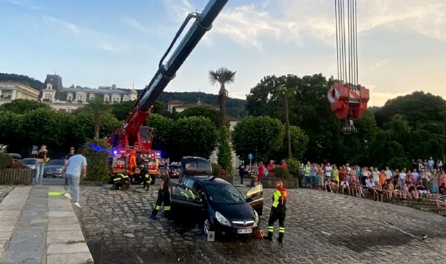 I vigili del fuoco hanno recuperato l’auto con l’aiuto di un’autogru