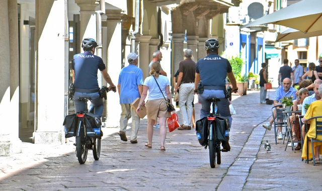 Con la droga nel parco, presi dagli agenti in bici