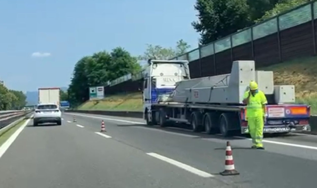 Il mezzo pesante in avaria sulla A8