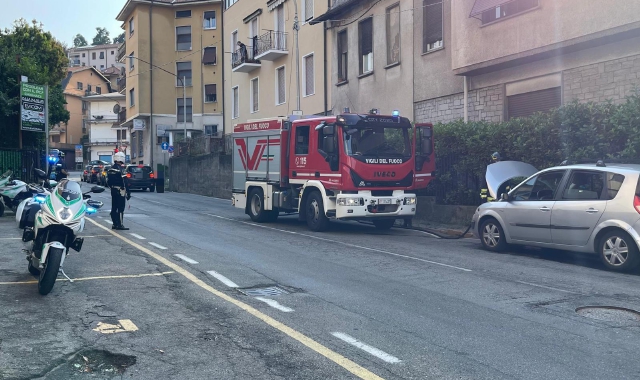 Auto in fiamme a Biumo