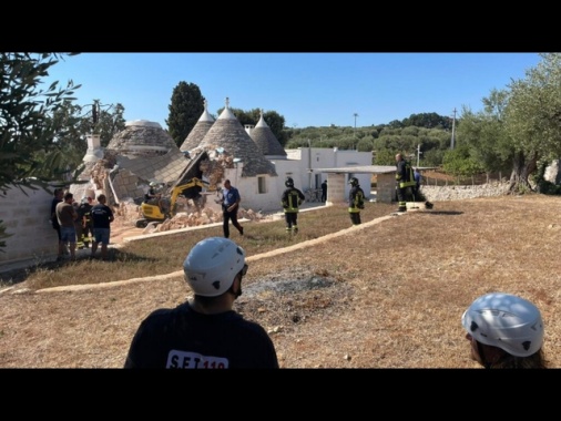 Esplosione in un trullo, è morto l'uomo sotto macerie