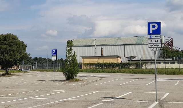 Il nuovo parcheggio deserto