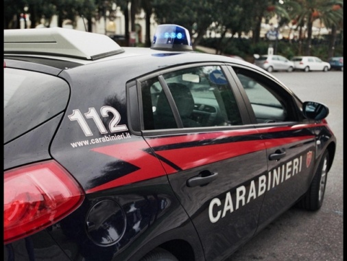 Spari in spiaggia, proiettile vagante ferisce un giovane