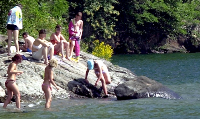 Il residuato bellico risalente alla prima guerra mondiale è stato trovato da un turista tedesco nel lago, in località Ronco delle Monache   