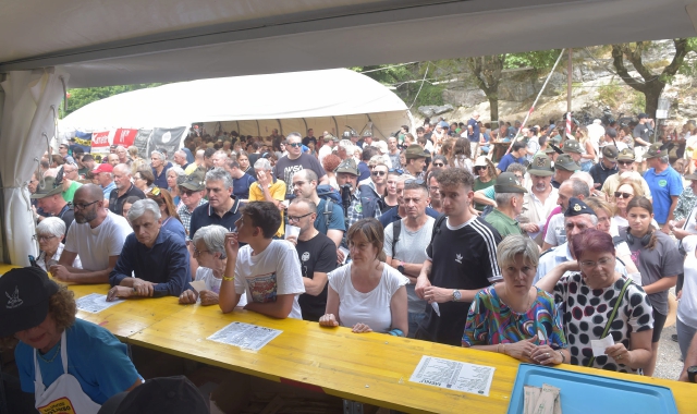 Ferragosto con gli Alpini, in migliaia al Campo dei Fiori  (foto Puricelli, Blitz)