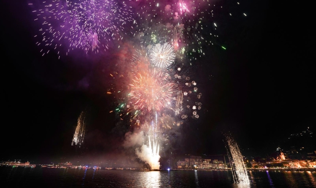 Fuochi d’artificio ieri sera a Laveno Mombello (foto Andrea Moruzzi)