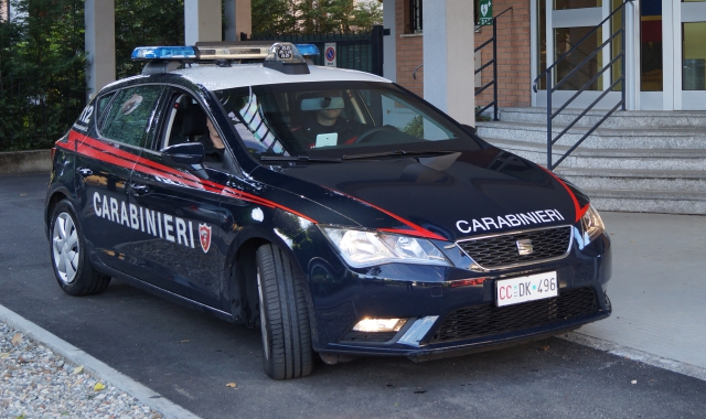 Lancio di bottiglie e feriti: scontro tra due gruppi arrivati da Gallarate