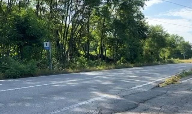 Il tratto di strada a Gazzada dove è avvenuto l’incidente con la moto finita a terra  (foto Blitz)