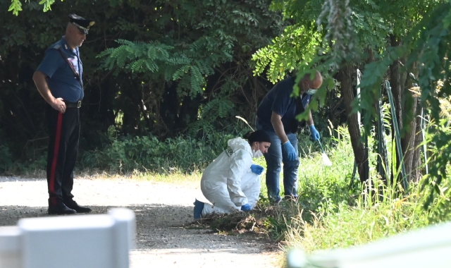 Il sopralluogo, oggi, martedì 20 agosto, degli inquirenti a Cairate  (foto Domenico Ghiotto/BLITZ)