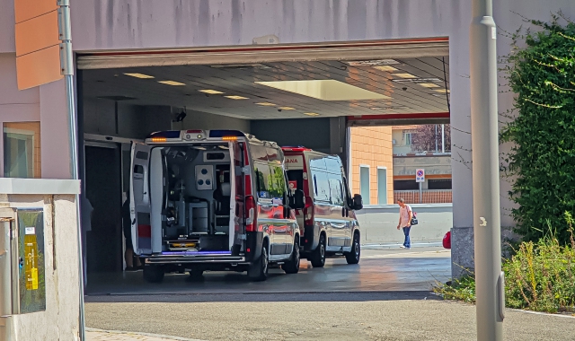 Il trentenne è arrivato in condizioni disperate al Pronto soccorso di Varese: non c’è stato nulla da fare