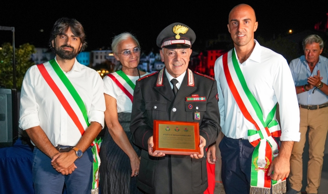 Il luogotenente Salvatore Sambataro con la targa insieme ai sindaci di Porto Ceresio, Besano e Cuasso al Monte (foto Andrea Cogotti/BLITZ)