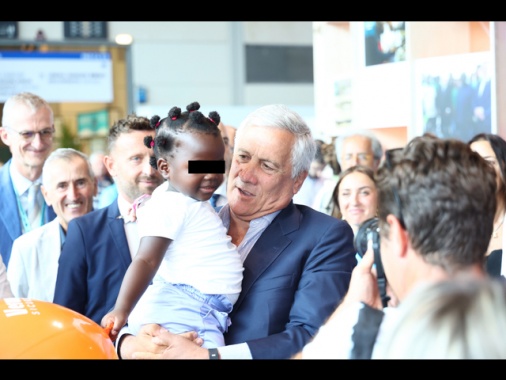 Tajani incontra e abbraccia bambina dello Zambia al Meeting