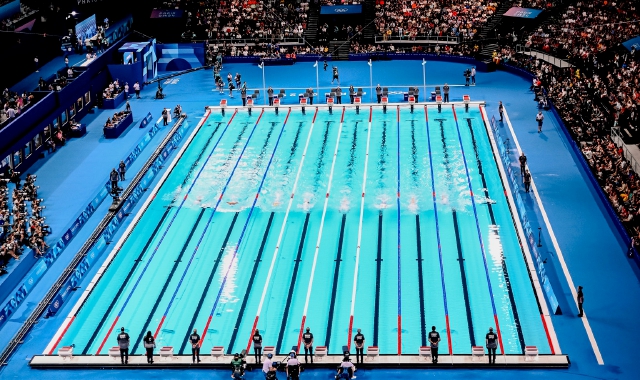 A sinistra la Défense Arena che accoglierà 8 dei nostri 9 atleti per le gare di nuoto. A destra gli Agitos sull’Arc de Triomphe che con gli Champs-Élysées e Place de la Concorde sarà teatro della cerimonia d’apertura