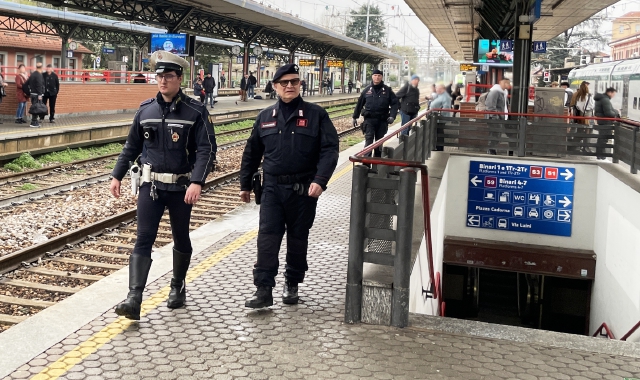 Scippi e borseggi: giovane acciuffato a Saronno