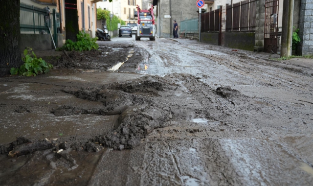 Fango sulle strade di Gavirate (foto Andrea Cogotti - Blitz)