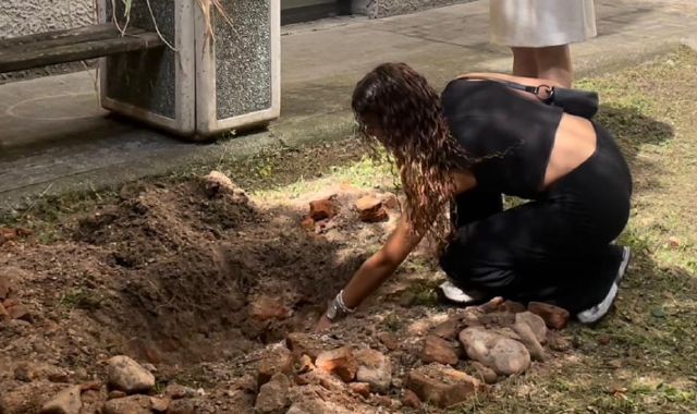 La buca scavata nel cortile che contiene la capsula del tempo