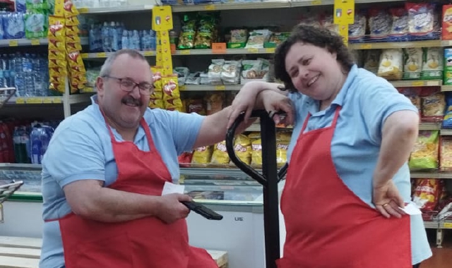 Angelo Barausse e Laura Policante nel loro market,