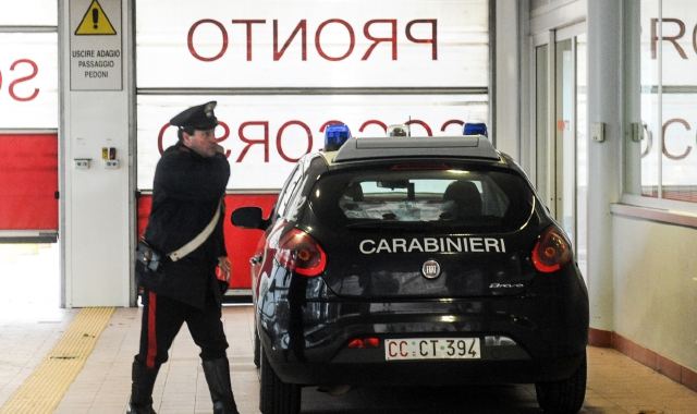 Si arrampicano sul tetto dell'ospedale di Saronno