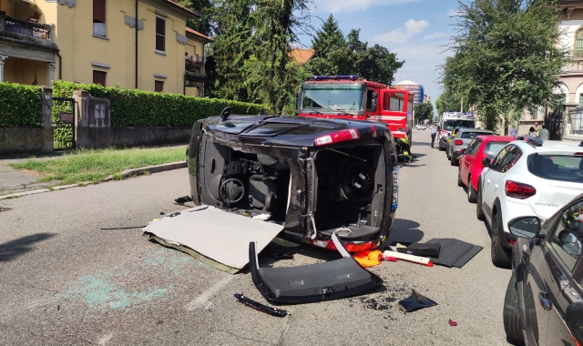 Busto Arsizio, auto si ribalta dopo lo scontro